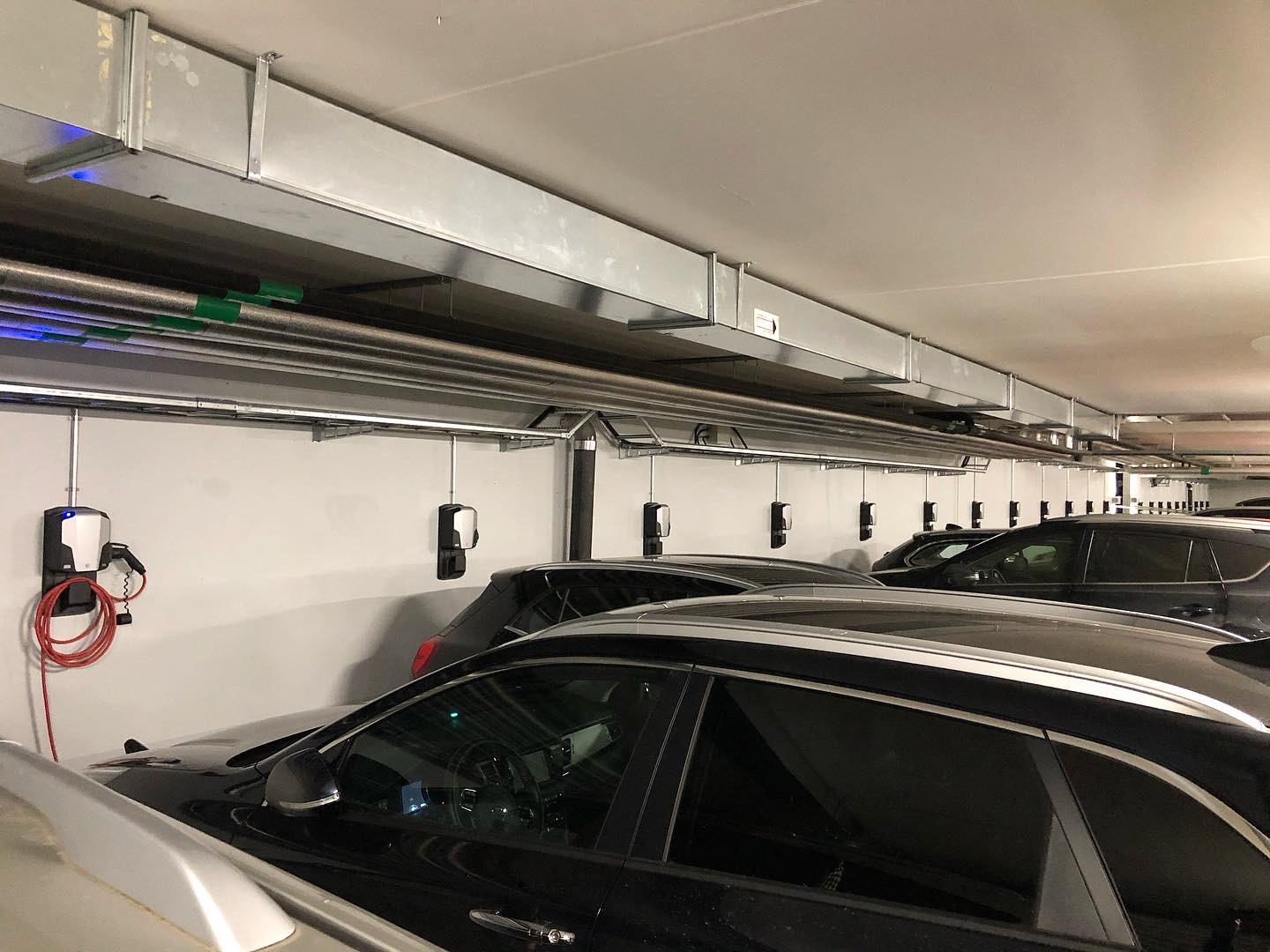 Laddboxar installerade i garage