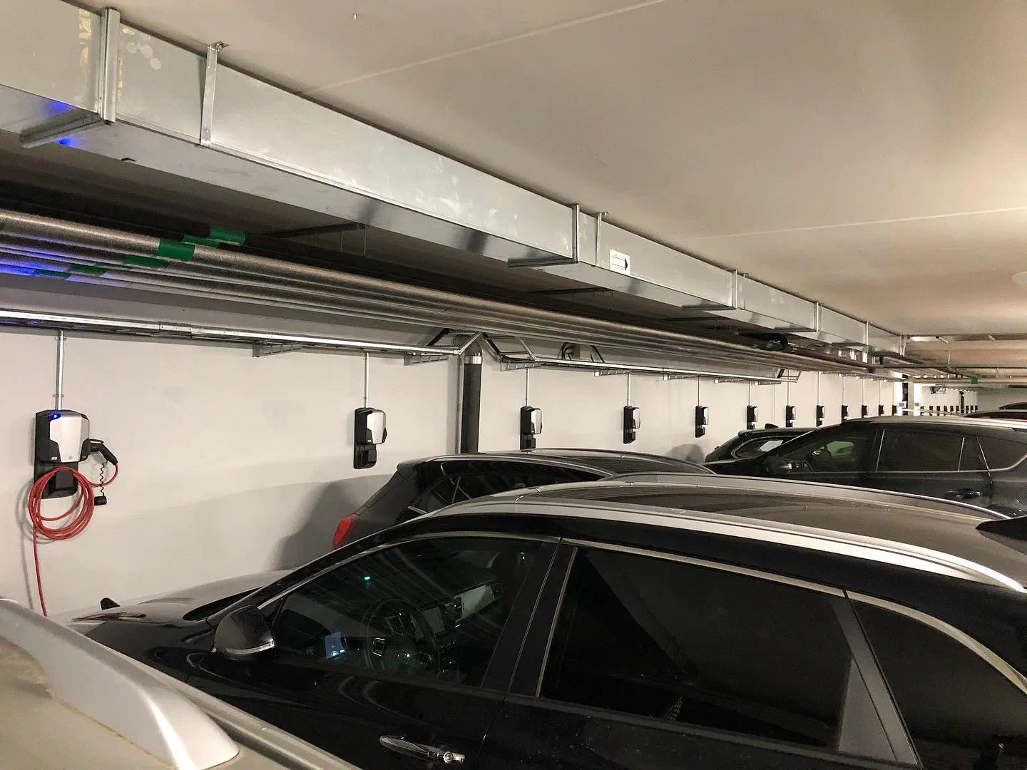 Laddboxar installerade i garage