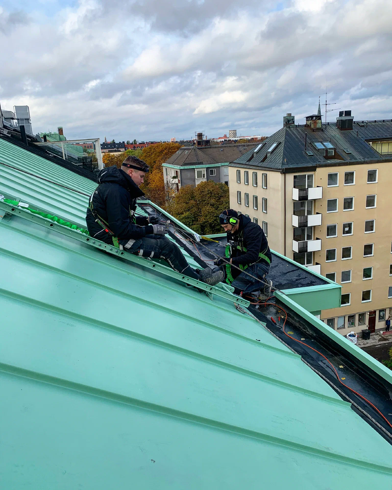 Medarbetare på Bauer Elektriska installerar takvärme